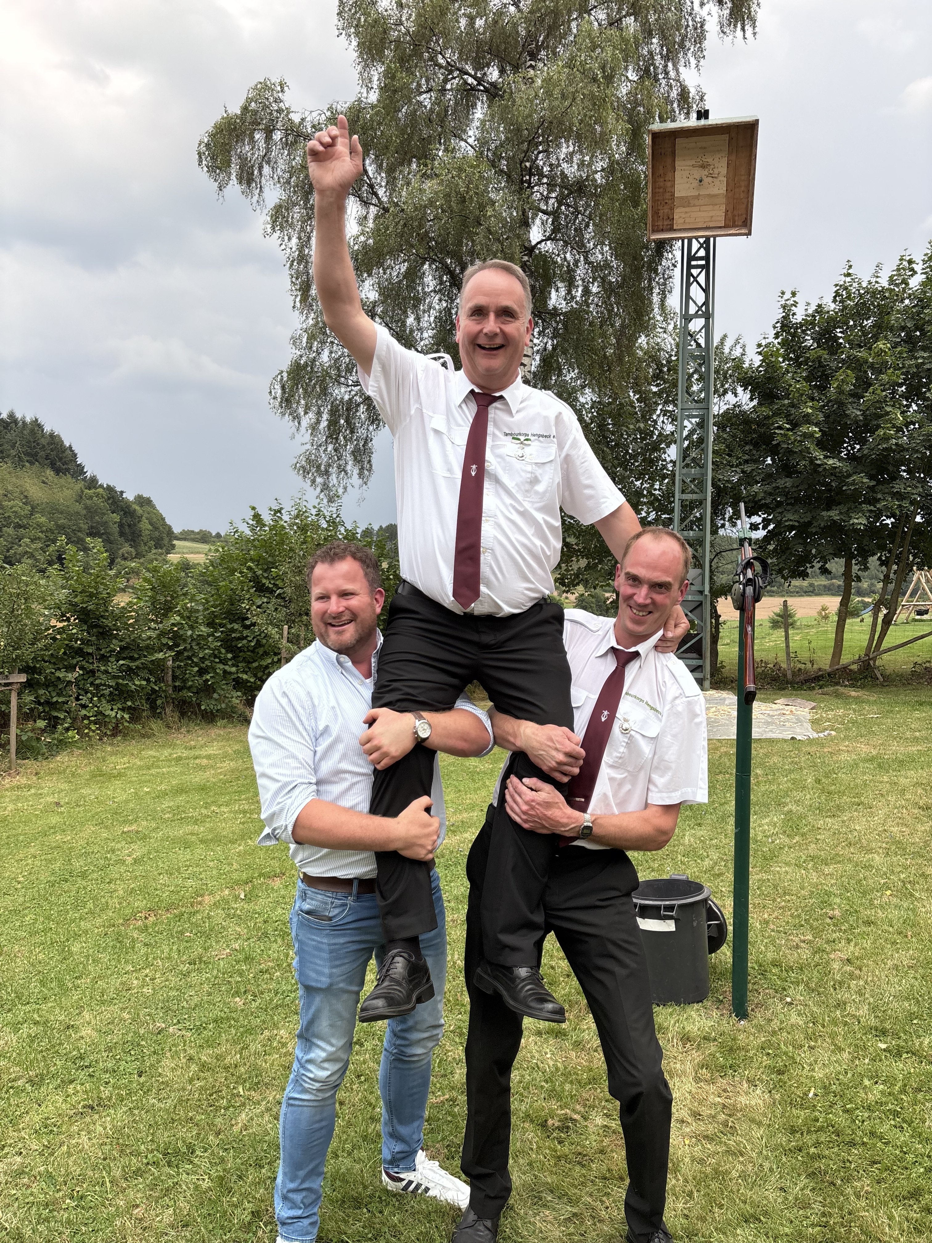 Der neue Schützenkaiser Theo Bremke wird nach dem erfolgreichen Schuss gefeiert Schützenkaiser 2026 Theo Bremke
