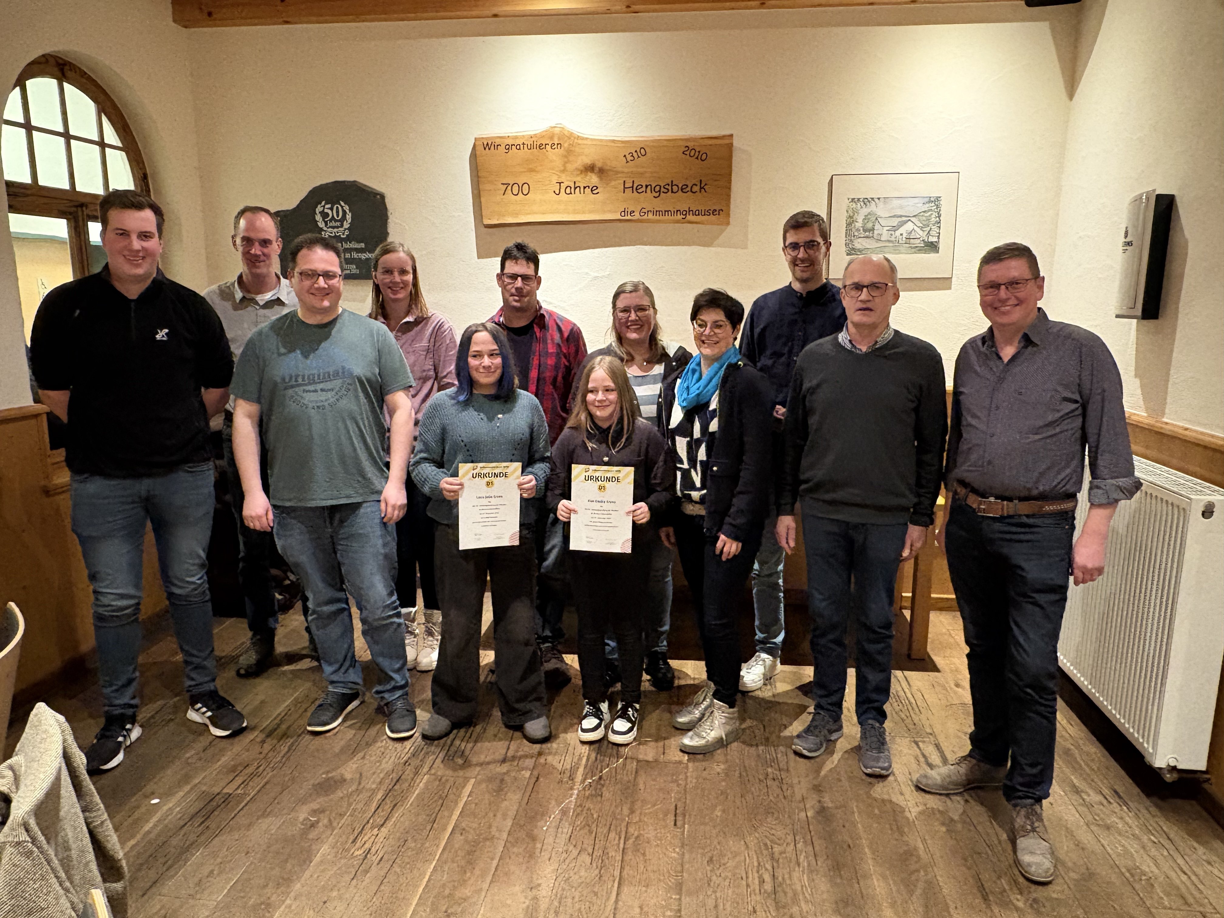 v.l. Louis Conze (stellv. Jugendvorsitzender), Dirk Bremke (1. Stabführer), Markus Heberling (1. Vorsitzender), Anne Bremke (Beisitzerin), Luca Josie Erves (D1-Lehrgang), Benedikt Henke (Geschäftsführer), Kim Emily Erves (D1-Lehrgang), Christina Dünnebacke (Schriftführerin, Jugendvorsitzende), Christina Witte (Beisitzerin), Matthias Struwe (2. Vorsitzender, stellv. Stabführer), Caspar Bürger (verabschiedet als Stabführer), Bernhard Pape (Übungsleiter) Jugendversammlung und Generalversammlung 2025